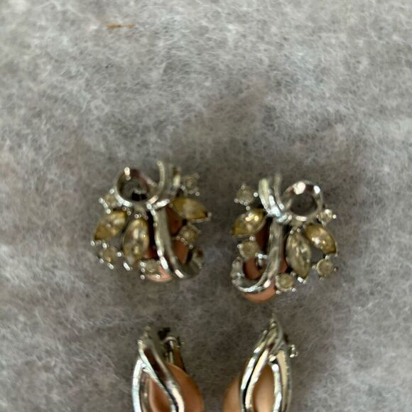 2 Pairs Vintage Solver Tone Clip On Earrings - Picture 2 of 6